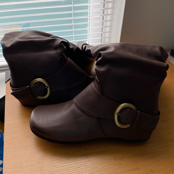 This is a new pair of leather boots never worn. They are a size 10. - Picture 2 of 3